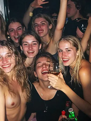 #酔っぱらい #全裸 #Natural Tits #写真 #House Party #Nextgen Pics #Shit Faced