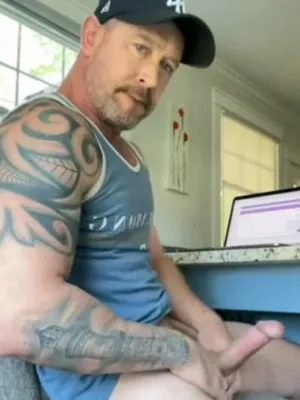 #Blowjob #Tattoo #Cumshot #Muscular #Solo #Gej #Walenie Konia #Starszy Facet #Czapka #Cum On Floor
