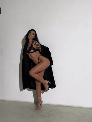 Gorgeous natural teen curves shining bright 👅 Sub OF
