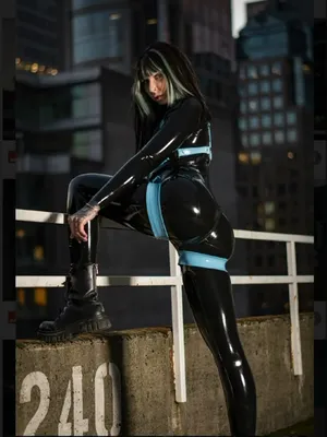 #Tätowierung #Fetisch #Latex #Kostüm #Absätze #Solo #Onlyfans #Draußen #Sexy #Rooftop #Latex Anzug #City Night
