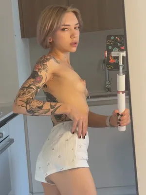 #Amateure #Niedlich #Tätowierung #Kleine Titten #Nippel Piercing #Solo #Onlyfans #Necken #Roxyloove