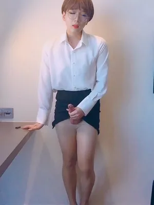 #Travesti #Morena #Óculos #Gozar #Meia-calça #Salto #Solo #Dando Uma Punheta #Secretária #Pornô Vertical #Por Baixo Da Saia