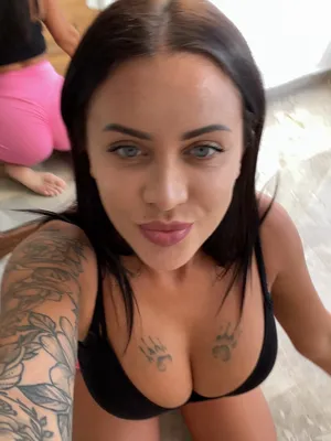 #Amatoriali #Tette Grosse #Brune #Tatuaggi #Culo #Da Sola #Onlyfans #Provocazione #Reggiseno #Tette Grandi Naturali #Porno In Verticale #Valya Sky