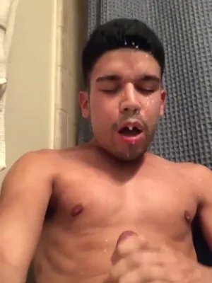 #Masturbação #Gozar #Gozar Na Cara #Latino #Dando Uma Punheta #Pornô Vertical #Gozada Na Cara