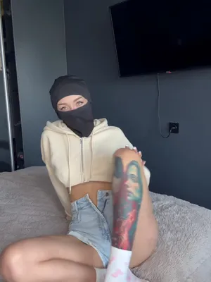 #Tetování #Masturbace #Masky #Sólo #Onlyfans #Sexy #Roztomilé #Bedroom #Pussy Play #Hoodie #Rorry Ree #Balaclava #Leg Tattoo #Cropped Hoodie