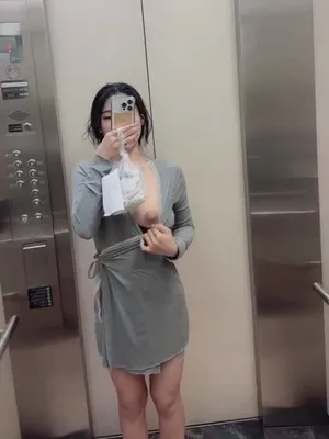 Elevator fuck ride: an Asian sensation’s seductive selfie thirst trap.