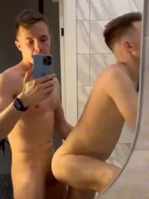 #Banheiro #Gozar #De Quatro #es- E Spelho #No Pelo #Gay #Esbelta #Gay Jovem #Fodendo #Dando Uma Punheta #Gozada Na Bunda #Pornô Vertical