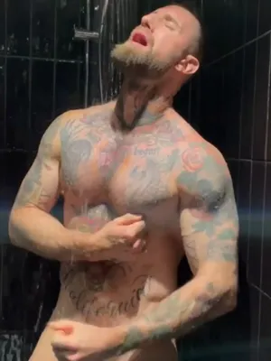 #Pod Prysznicem #Tattoo #Cumshot #Muscular #Solo #Gej #Bearded #Walenie Konia #Zabawa Sutkami #Vertical Porn