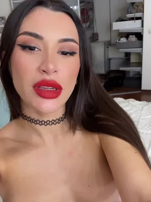#Titten #Brünett #Nackt #Solo #Necken #Heiß #Sexy #Schlafzimmer #Choker #Red Lipstick #Selfievideo #Your Mighty Mia