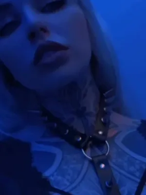 #Tetování #Krásný Holky #Sólo #Onlyfans #Škádlení #Žhavé #Sexy #Potetované Holky #Sexy Postava #Neck Tattoo #Spiked Choker #Blue Lighting