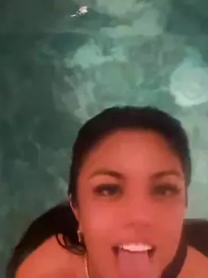 #Transexual #Piscina #Vertical Porn #Modelos De Onlyfans #TS Goddess Isis