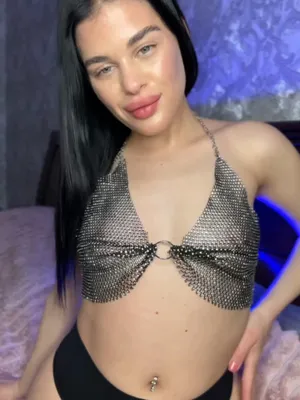 #Amatorzy #Beautiful #Solo #Onlyfans #Kuszenie #Hot #Sexy #Dark Hair #Bedroom #Kolczyk W Pępku #Soft Lighting #Chainmail Top