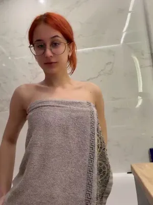 #素人 #Redhead #Glasses #浴室 #全裸 #Solo #Natural Tits #エロボディ #Towel Drop #Skinny