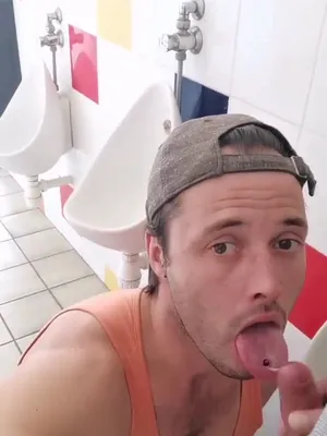 #Pubblico #Pompino #Toilette #Ingoiare #Omosessuale #Farsi Una Sega #Piercing Alla Lingua #Porno In Verticale #Sborrata In Bocca #Cappello