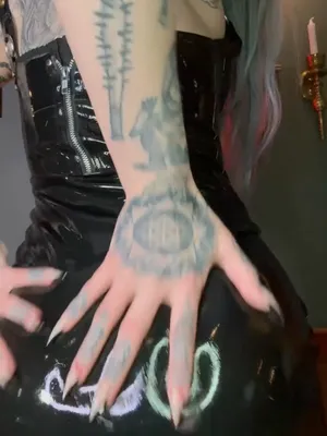 #Latex #Solo #Onlyfans #挑逗 #Dress #Sexy #Tattoo Girl #性感身材 #Latex Dress #长指甲 #Tattooed Skin #Goth Style