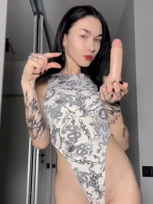 #Brünett #Tätowierung #Dildo #Solo #Onlyfans #Herrin #Vertikal Porno #Nasenpiercing #Mary Herrin