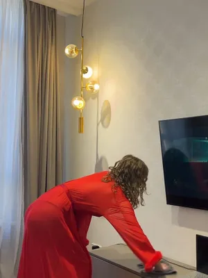 #Amatéři #Brunetky #Krásný Holky #Sólo #Onlyfans #Škádlení #Domácí Videa #Sexy #Roztomilé #Kudrnaté #Red Robe #Cleaning Tease #Living Room Tease