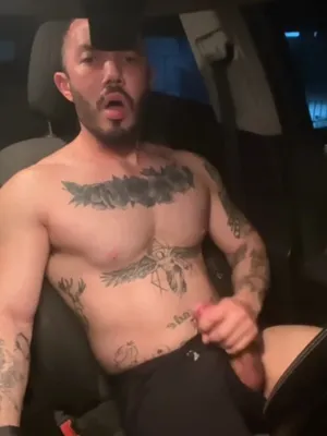 #Público #Tatuagem #Gozar #Carro #Musculosa #Solo #Gay #Barbudo #Dando Uma Punheta #Pornô Vertical