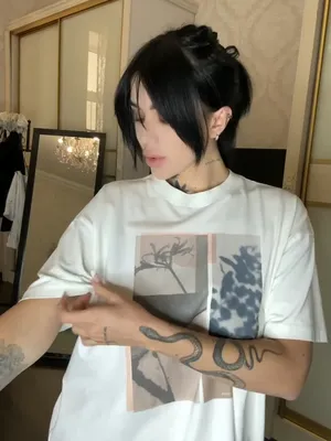 #Prsa #Krásný Holky #Ukaž Kozy #Sólo #Onlyfans #Žhavé #Přírodní Prsa #Sexy #Roztomilé #Potetované Holky #Brunette Babe #Graphic Tee #Tattooed Arms