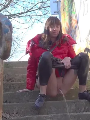 #露出 #Brunette #Pissing #Solo #野外 #Vertical Porn