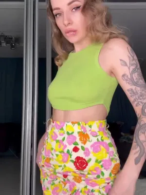#Amateure #Tätowierung #Blond #Kleine Titten #Höschen #Mini Rock #Solo #Onlyfans #Necken #Süßes Mädchen #Floral Skirt #Green Crop Top