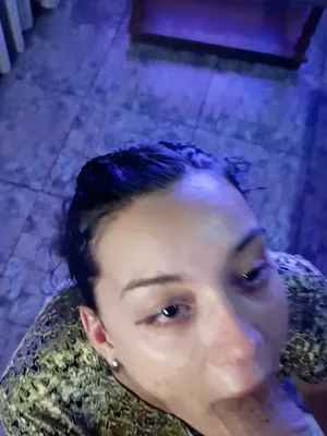Chica Sexy Latina Mamando una Verga Enorme hasta la Garganta