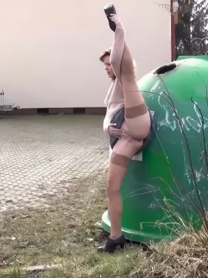 #Public #Pissing #Skirt #Solo #Outdoor #Stockings #Sexy #Outdoor Peeing #Leg Split