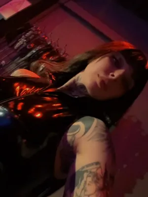 #Amatéři #Tetování #Latex #Sólo #Onlyfans #Žhavé #Sexy #Potetované Holky #Sexy Postava #Red Lighting #Dark Mood