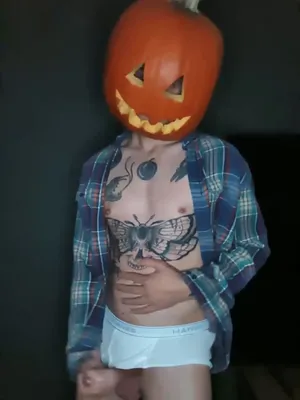 #Tatuagem #Roupa Íntima #Solo #Gay #Gay Jovem #Dando Uma Punheta #Dia Das Bruxas #Vegetable Fuck #Pornô Vertical #Abóbora #Jackolantern