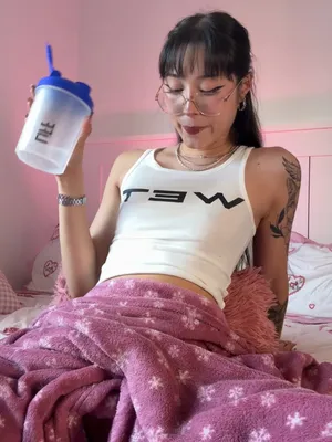 #아마추어 #Tattoo #Glasses #Beautiful #Solo #Onlyfans #귀여운녀 #Casual #Bedroom Pose #Shaker Bottle