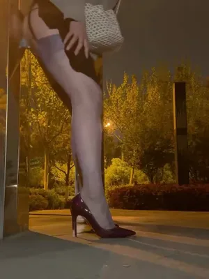 #素人 #公共场所 #Ass #假屌 #情趣玩具 #Lingerie #Heels #户外 #Stockings #性感身材 #Stiletto Heels #Crouching Pose #Night Public