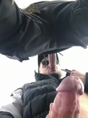 #素人 #Blowjob #Deepthroat #Cum #户外 #男同 #Vertical Porn #墨镜 #帽子
