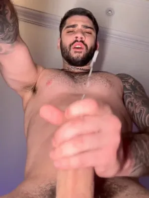 #Tatuaje #Corrida #Solo #Gay #Barbudo #Hairy Cock #Haciéndose Una Paja #Sexy #Vertical Porn #Mujer Mirando Abajo