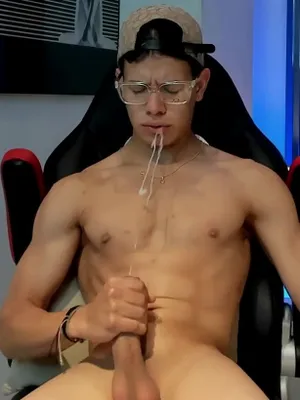 #Glasses #Cumshot #Big Cock #Muscular #Solo #ゲイ #ラテン系 #オナニー #大量射精 #椅子 #Vertical Porn #セルフ顔射 #Cum Covered #キャップ