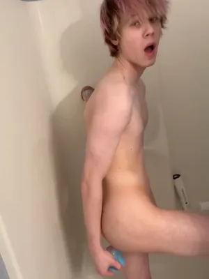 #Chuveiro #Masturbação #Solo #Gay #Gay Jovem #Brinquedo Anal #Chupada No Dildo #Dildo Anal #Pornô Vertical