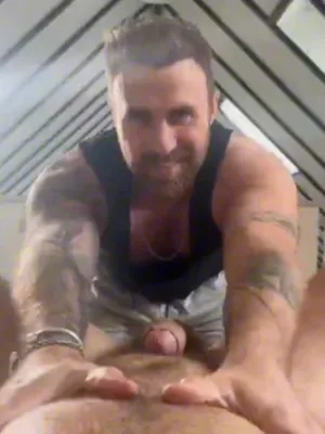 #Tätowierung #Handjob #Massage #Großer Schwanz #Muskulös #Aus Eigener Sicht #Schwul #Bärtig #Vertikal Porno #Cock Massage