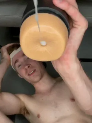 #Brinquedos #Pau Grande #Porra #Solo #Gay #Gay Jovem #Dando Uma Punheta #Mulher Olhando Para Baixo #Bone