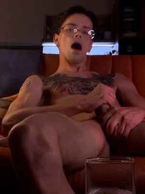 #Tatouage #Lunettes #Lit #Grosse Queue #Athlétique #Nus #Solo #Gay #Se Branler #Fansly #Vertical Porn #Manyvids #Presser Les Couilles #Grosses Couilles #William Henry