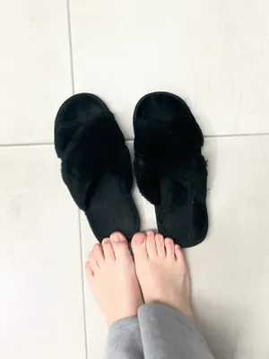 #Foot Fetish #Solo #Onlyfans #Teasing #Toes #Sexy Feet #FYP #Vertical Porn #Slippers #Rorry Ree