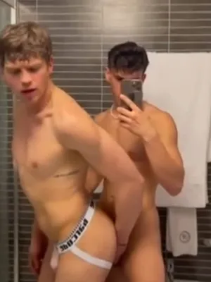 #Pompino #Doccia #Bagno #Letto #Cumshot #Specchio #Bareback #Omosessuale #Ragazzino Gay #Scopare #Farsi Una Sega #Capelli Ricci #Porno In Verticale