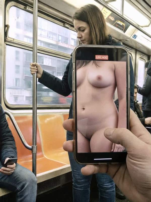Голые девушки в метро 