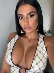 Men onamni stol ustida sikdim