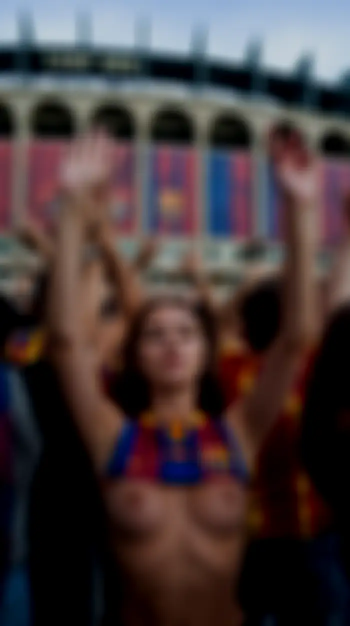 Qizlar yalangoch yigitni suratga olishadi